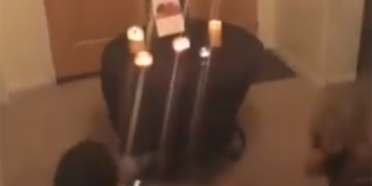 Video: Madre desata polémica en TikTok por abrazar a su hija fallecida en el funeral | El Imparcial de Oaxaca Video: Madre desata polémica en TikTok por abrazar a su hija fallecida en el funeral | El Imparcial de Oaxaca