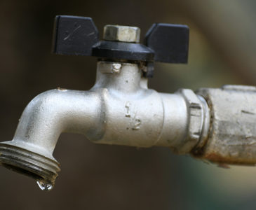 Sufren capitalinos  por falta de agua 