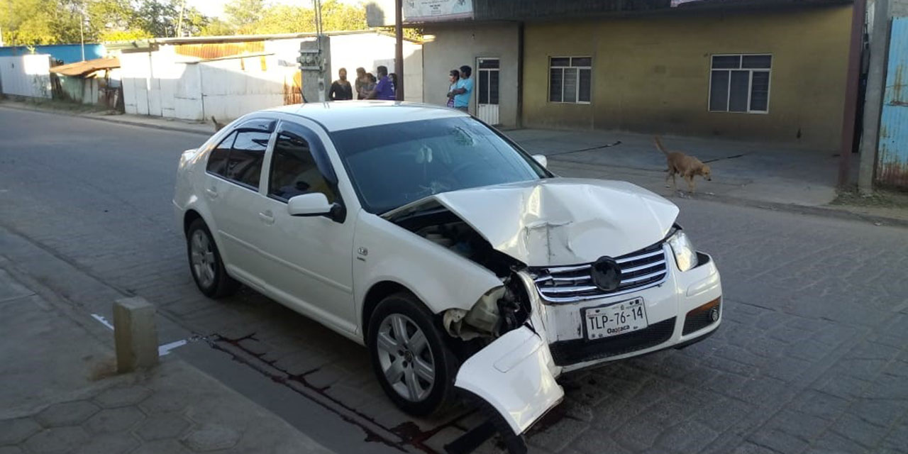 Estrella su auto contra un poste en Santa Cruz Xoxocotlán