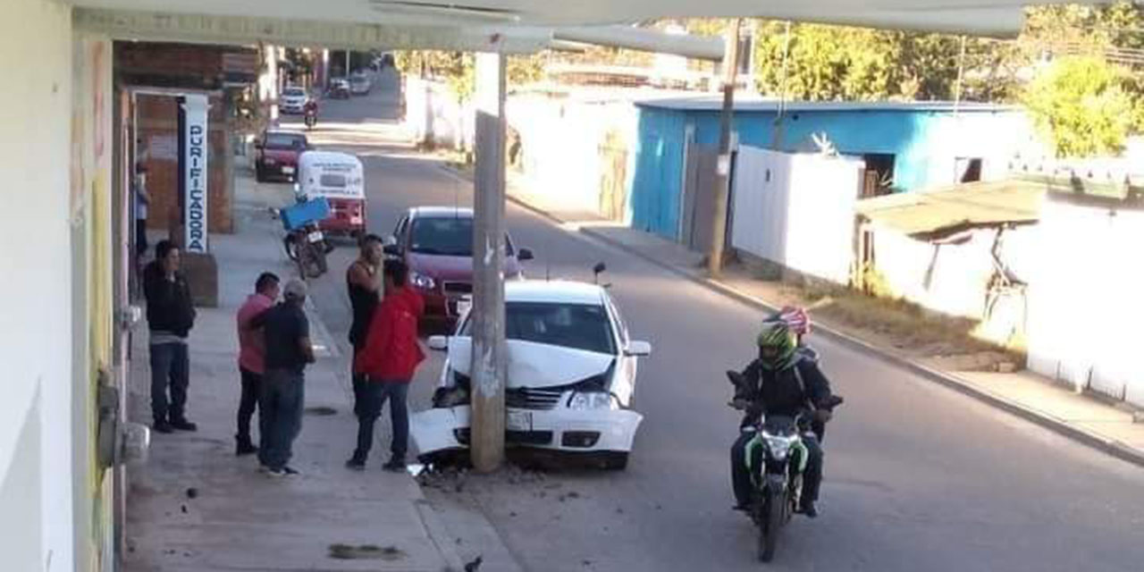 Estrella su auto contra un poste en Santa Cruz Xoxocotlán