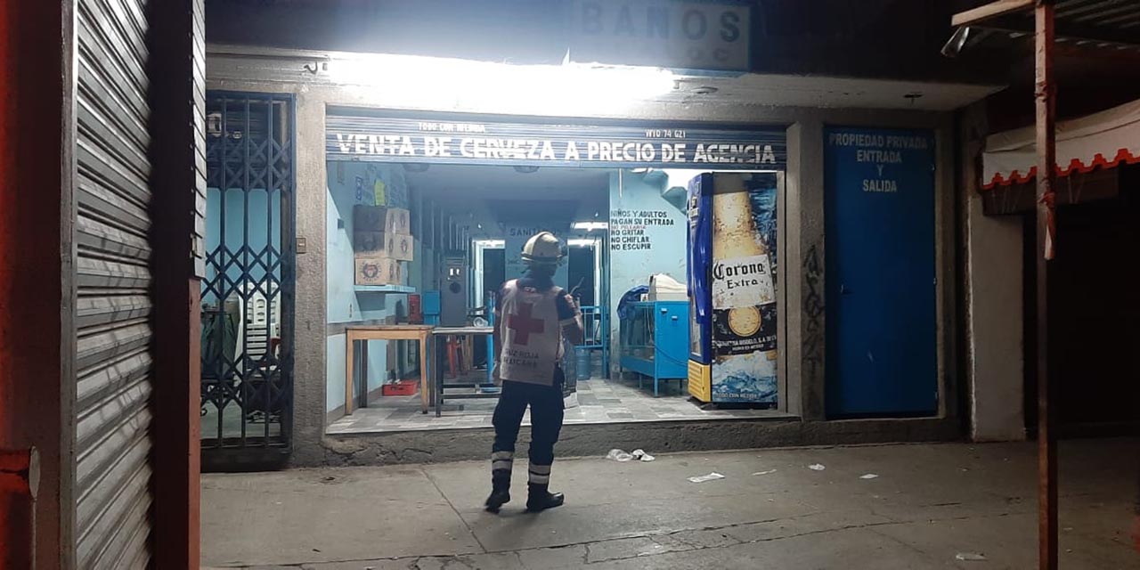 Ejecutan a un hombre a balazos en baños de la Central de Abasto