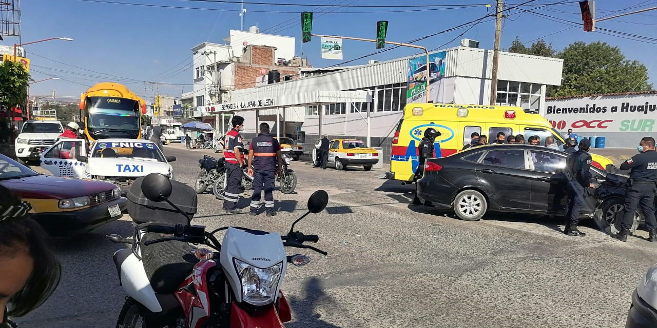 Aparatoso choque de taxi en Huajuapan de León