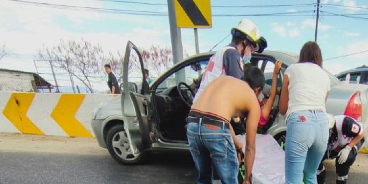 Mujer da a luz en un auto en el Cerro del Fortín luego de que éste arrollara a un motociclista | El Imparcial de Oaxaca