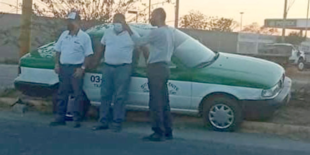 Fuerte choque entre taxi y una camioneta | El Imparcial de Oaxaca