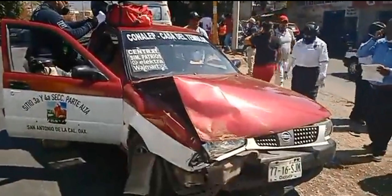Chocan de frente taxi y particular en Símbolos Patrios; un pasajero resultó lesionado