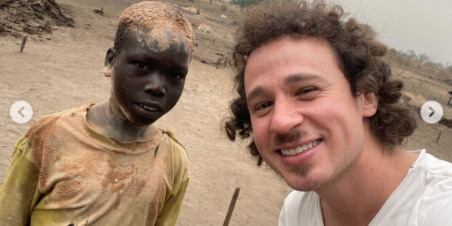 Luisito Comunica es tachado de racista por imágenes de su viaje a África