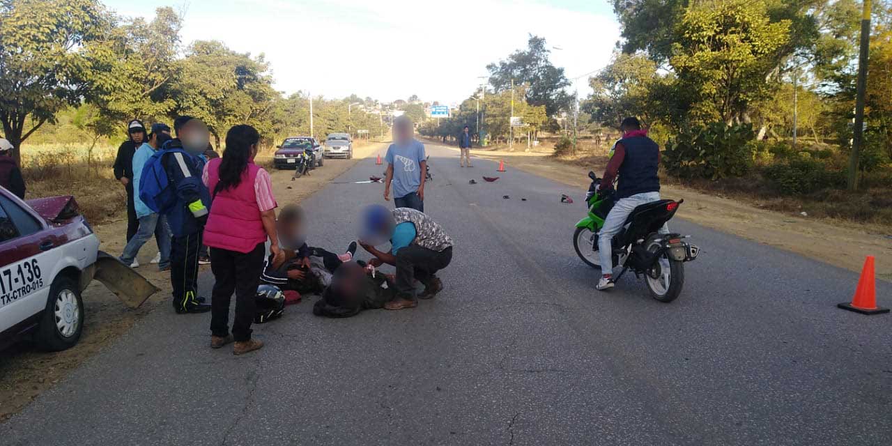 Motociclistas chocan contra taxi cerca de Arrazola