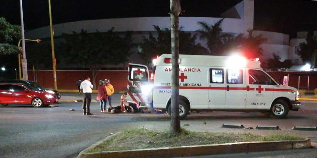 Motociclistas chocan contra taxi cerca de Arrazola