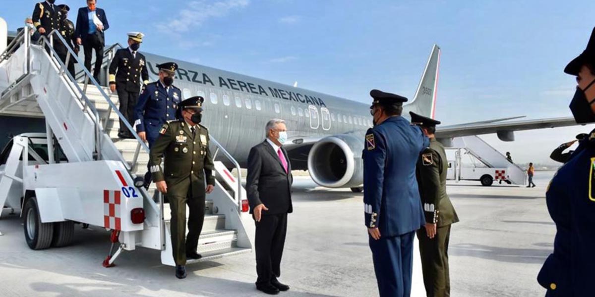 AMLO estrena las pistas del aeropuerto de Santa Lucía