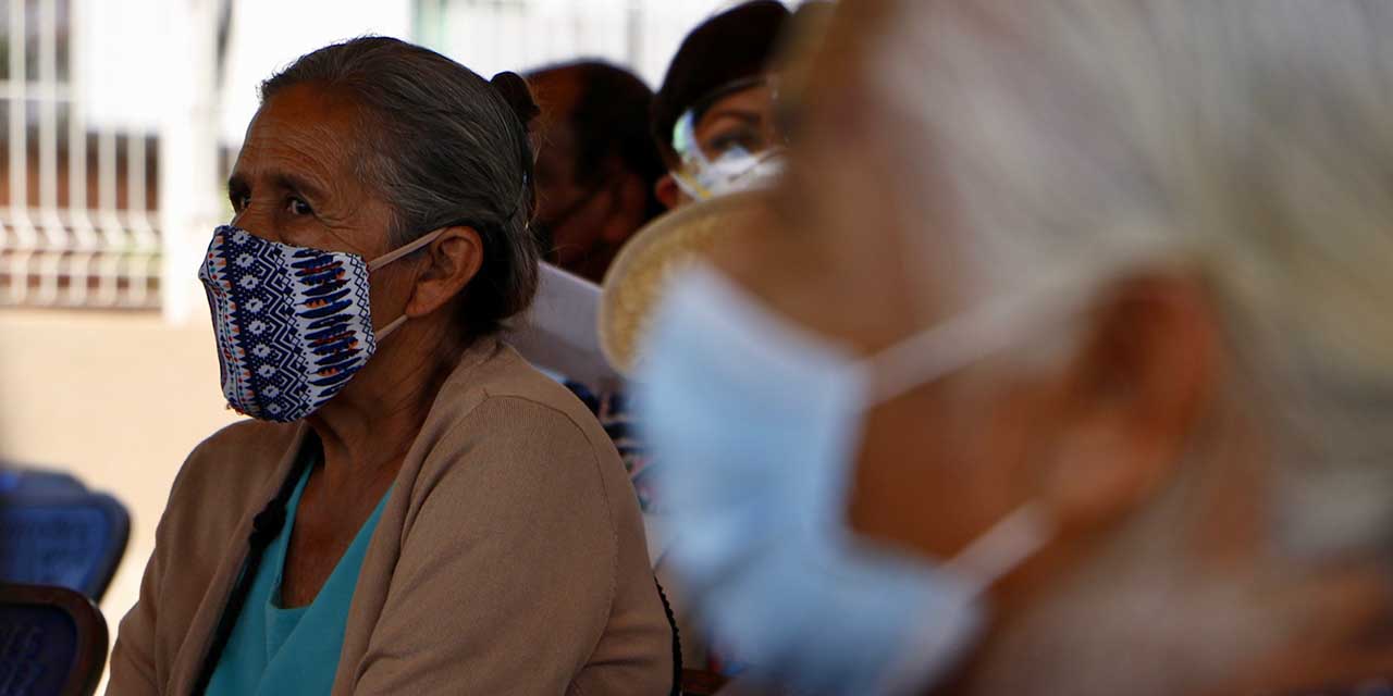 “¡Todavía no le toca su turno!”, desorden y filas desde las 2 de la mañana por una vacuna contra el Covid | El Imparcial de Oaxaca