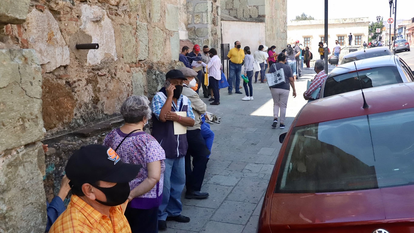 Acampan un día entero en la calle para recibir vacuna en Oaxaca | El Imparcial de Oaxaca