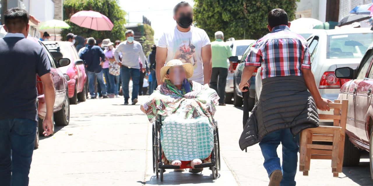 Esperan 24 horas por una vacuna anti Covid-19 en la capital oaxaqueña | El Imparcial de Oaxaca