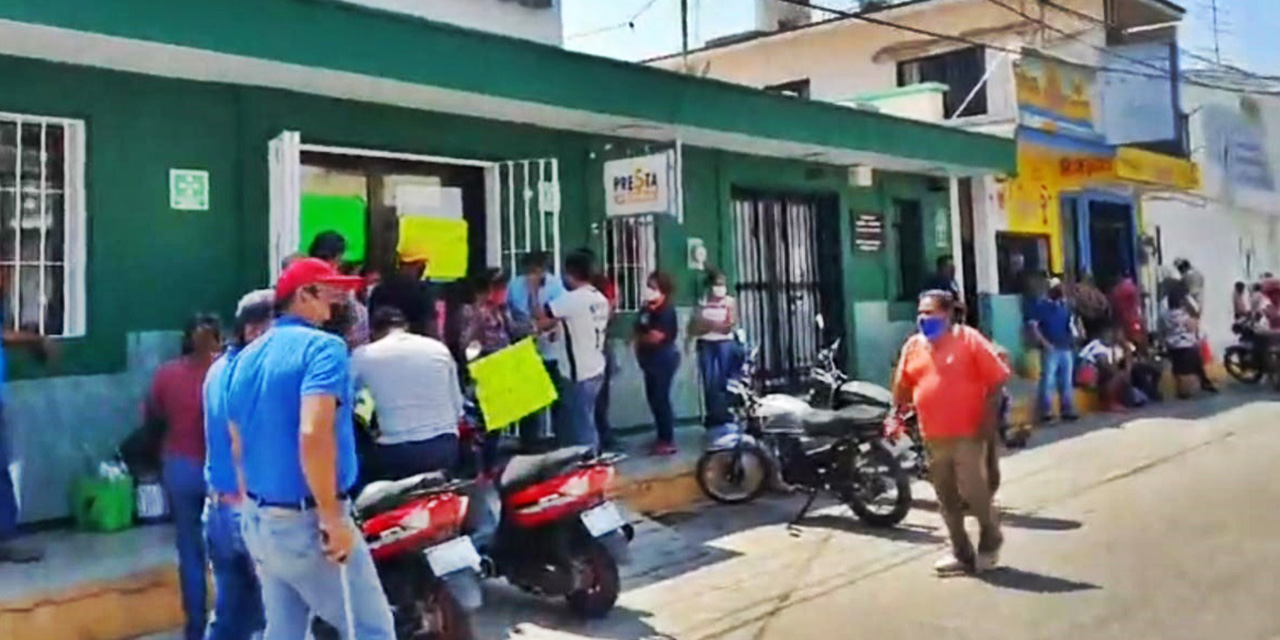 Acusan a sucursal bancaria del Istmo de retener recursos de programa Bienestar | El Imparcial de Oaxaca