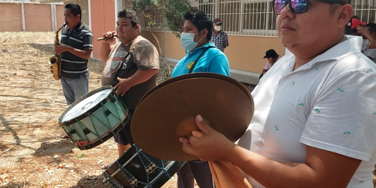 Músicos juchitecos alistan manifestación en Guelatao