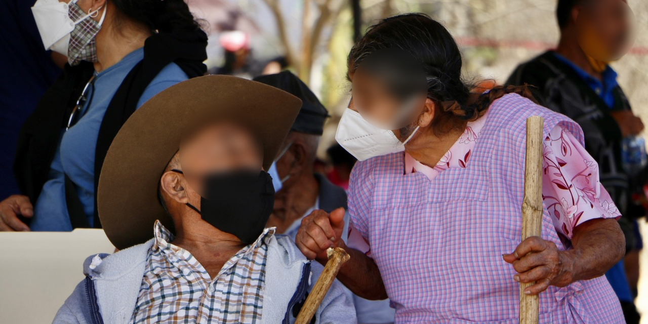 Largas filas y desorden imperan desde las 2 de la mañana para recibir vacuna anticovid en Tlalixtac | El Imparcial de Oaxaca