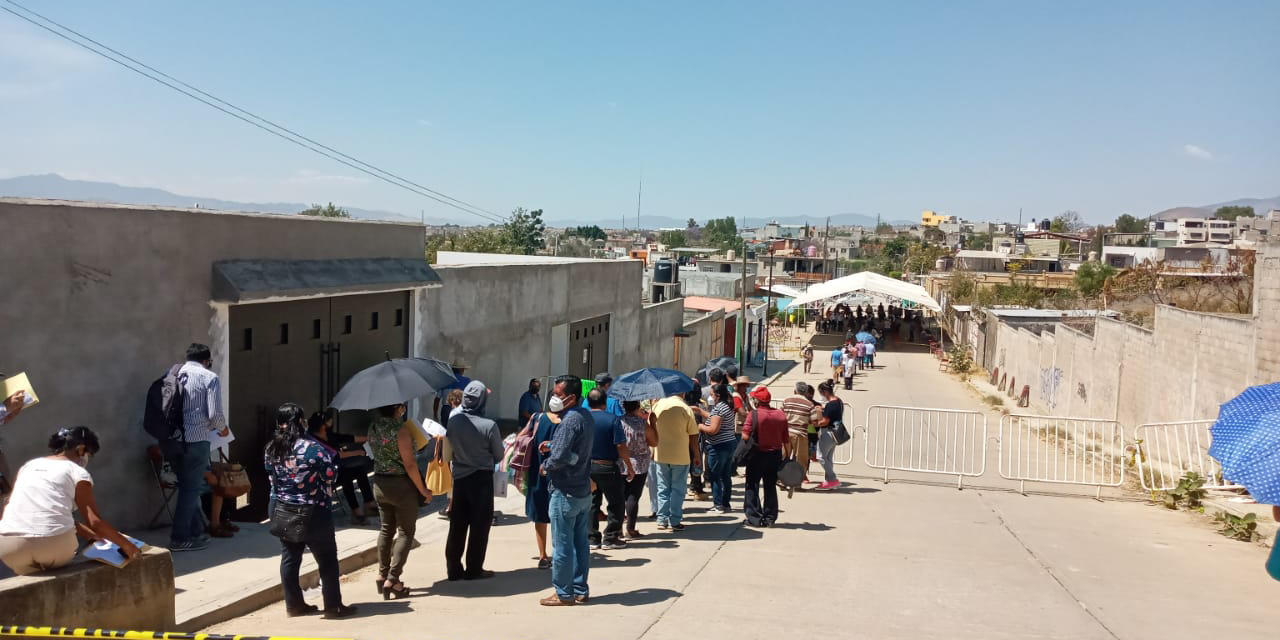Bloqueos, zafarrancho y hartazgo social en Oaxaca por falta de vacunas