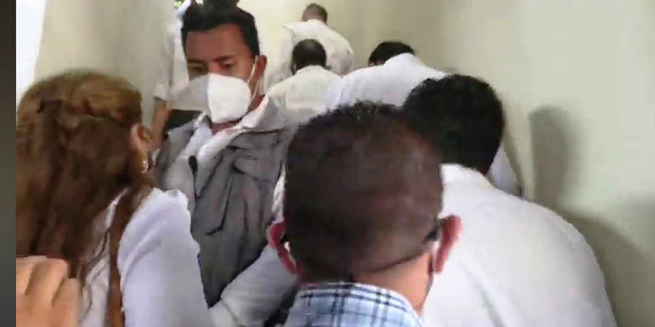 Edil de Ixtepec arremete contra regidora de mercados