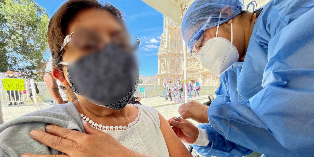 Vacunas contra Covid-19 se aplican entre desorden y pleitos en la Plaza de la Danza | El Imparcial de Oaxaca