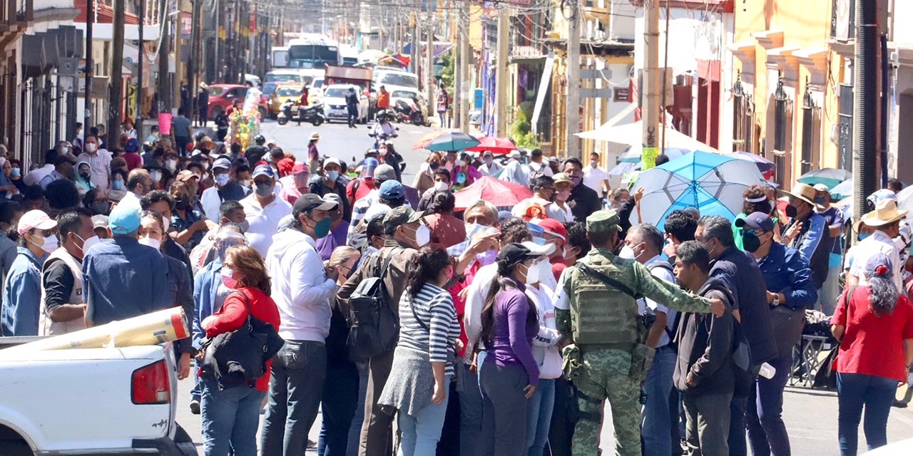 Caos y desorganización imperan durante jornada de vacunación en Oaxaca