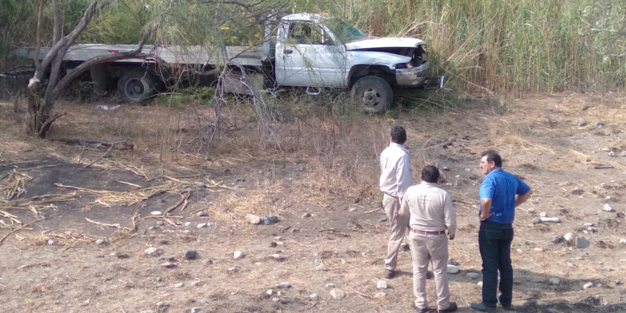 Grúa se sale del camino en carretera de Tehuantepec