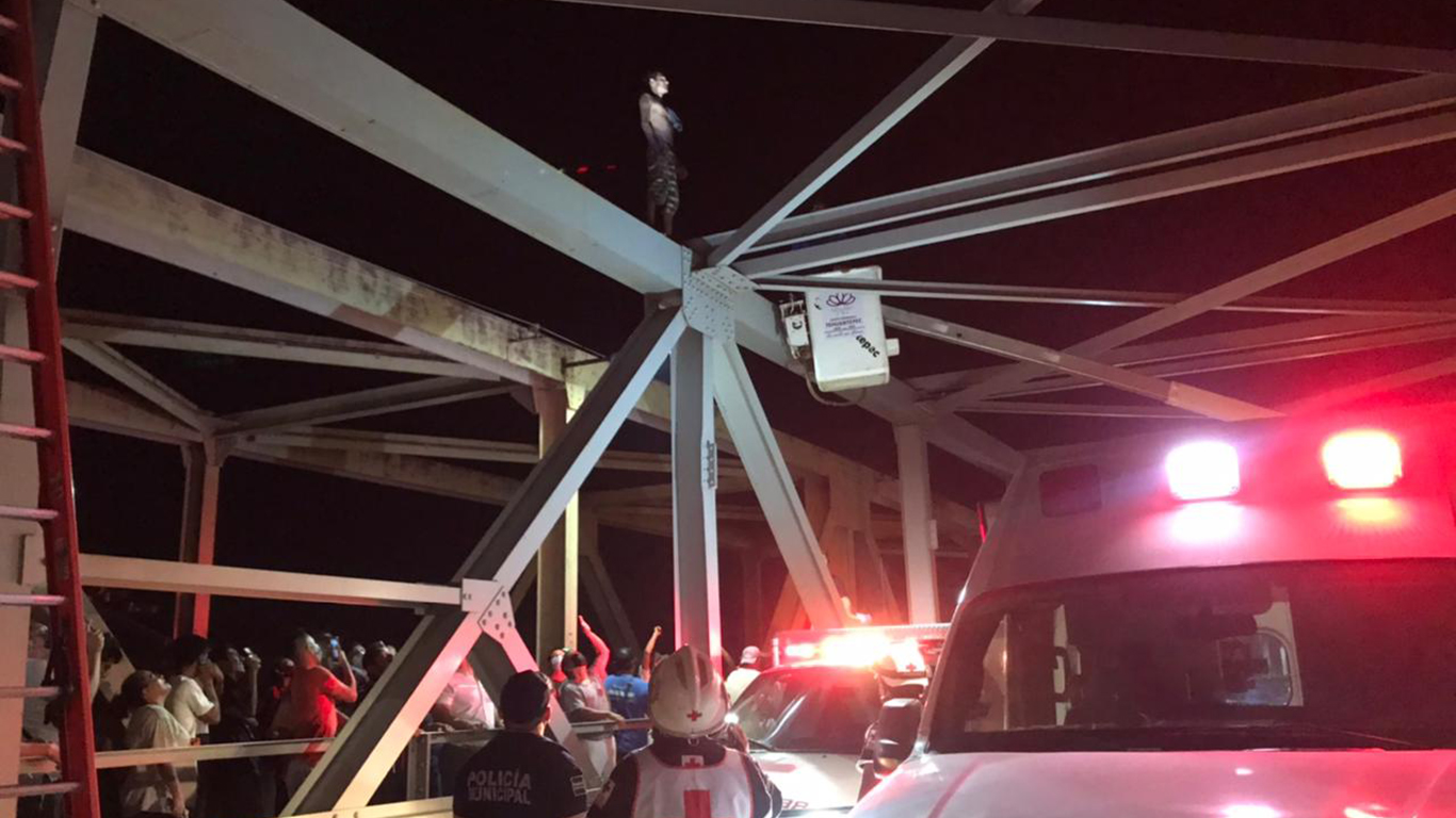 Hombre intenta quitarse la vida en el puente de Fierro en Tehuantepec