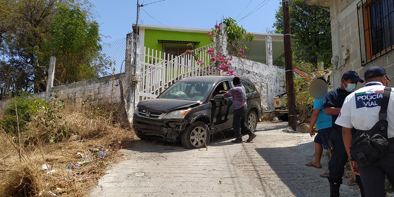Camioneta se va al barranco en Salina Cruz | El Imparcial de Oaxaca