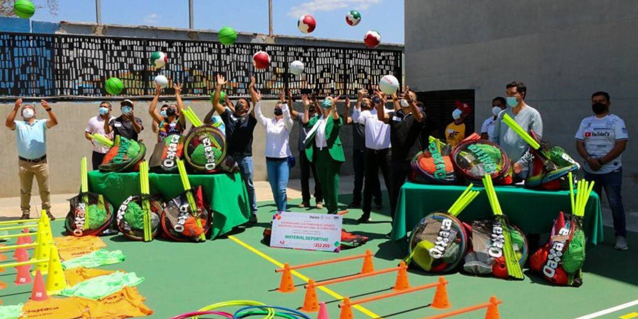 Hacen entrega de material deportivo | El Imparcial de Oaxaca