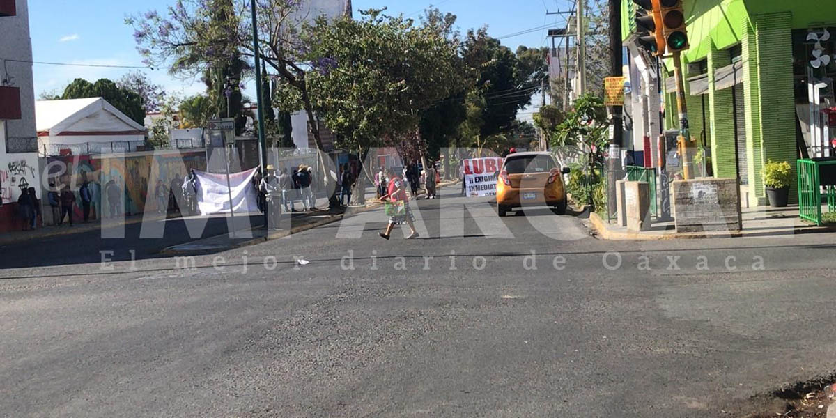 Bloquea Lubizha en la capital, exigen al INPI obras públicas en sus comunidades | El Imparcial de Oaxaca