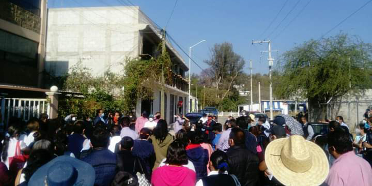 Trabajadores de Salud de La Mixteca mantienen protesta por desvío de vacunas | El Imparcial de Oaxaca