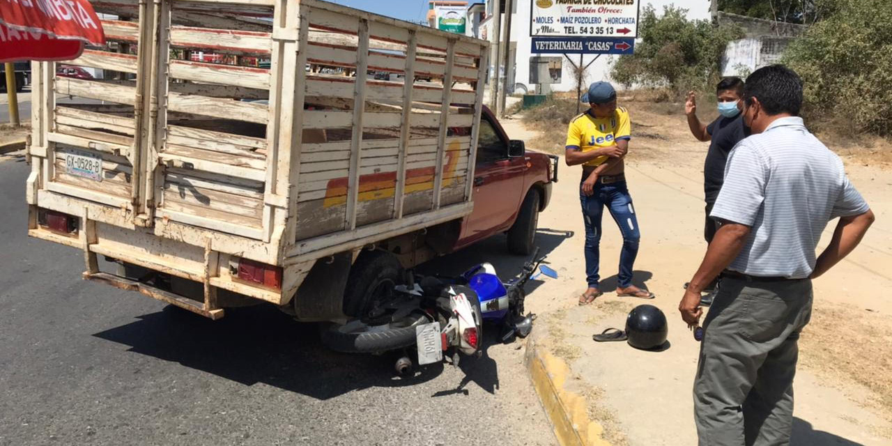 Motociclista se pasa el alto y provoca choque en la carretera 190