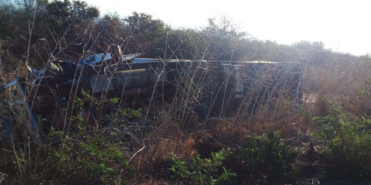 Vuelca tráiler en carretera a Santiago Niltepec | El Imparcial de Oaxaca