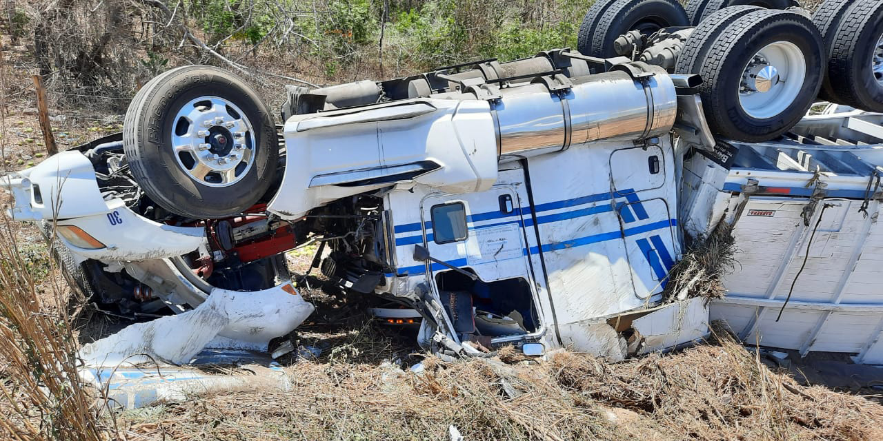 Vuelca trailer que transportaba mango en Pinotepa | El Imparcial de Oaxaca Vuelca trailer que transportaba mango en Pinotepa | El Imparcial de Oaxaca