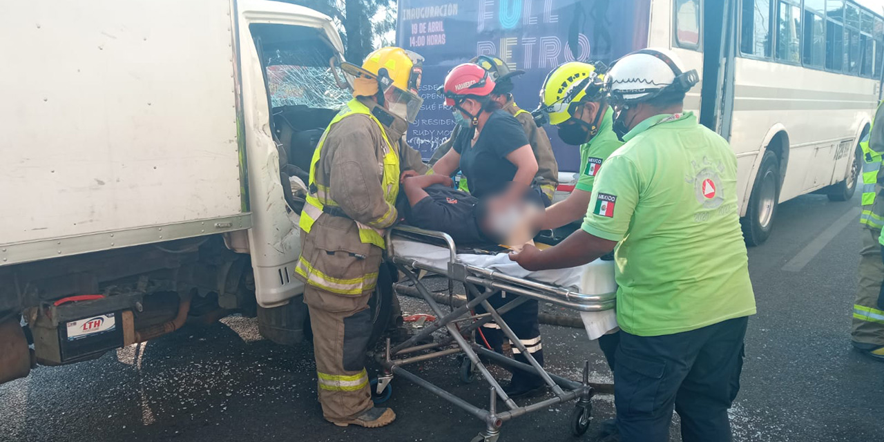 Aparatoso accidente en Símbolos Patrios deja prensadas a 3 personas | El Imparcial de Oaxaca
