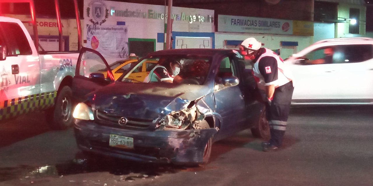Aparatoso choque en Símbolos Patrios deja un herido y daños materiales