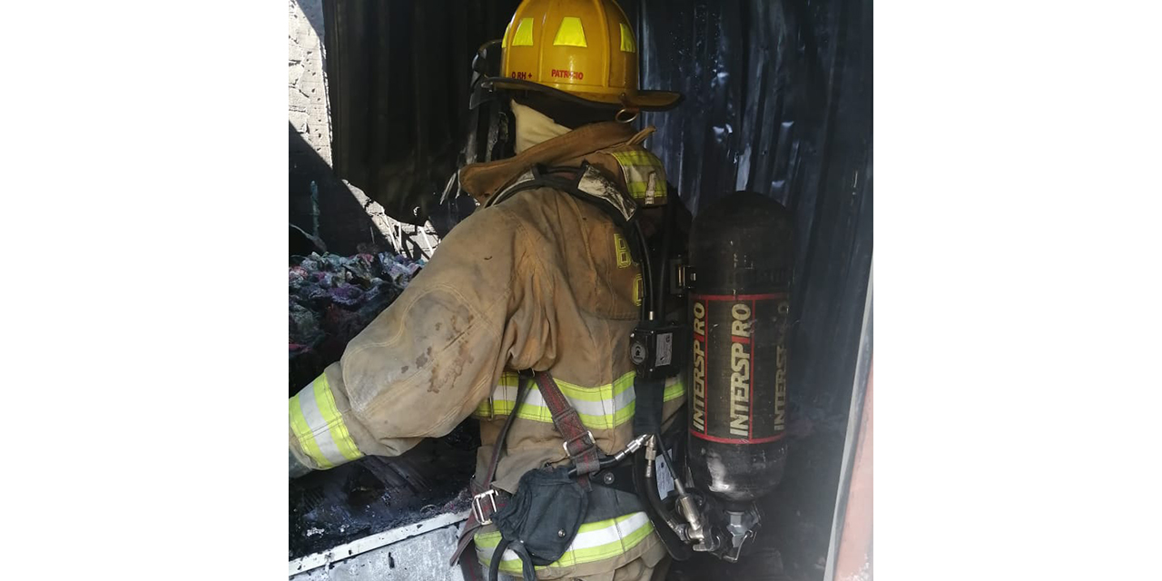 Se incendia casa en colonia Estado de Oaxaca