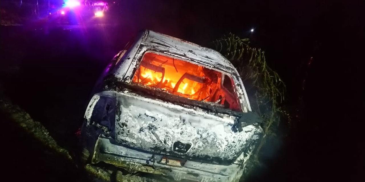 Se incendia vehículo en Pinotepa Nacional | El Imparcial de Oaxaca