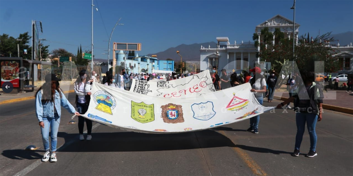Normalistas marcharon en la capital para entregar pliego petitorio | El Imparcial de Oaxaca