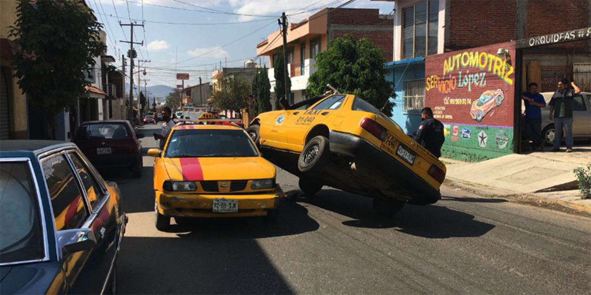 Aparatoso choque de taxis en la colonia las Flores | El Imparcial de Oaxaca Aparatoso choque de taxis en la colonia las Flores | El Imparcial de Oaxaca