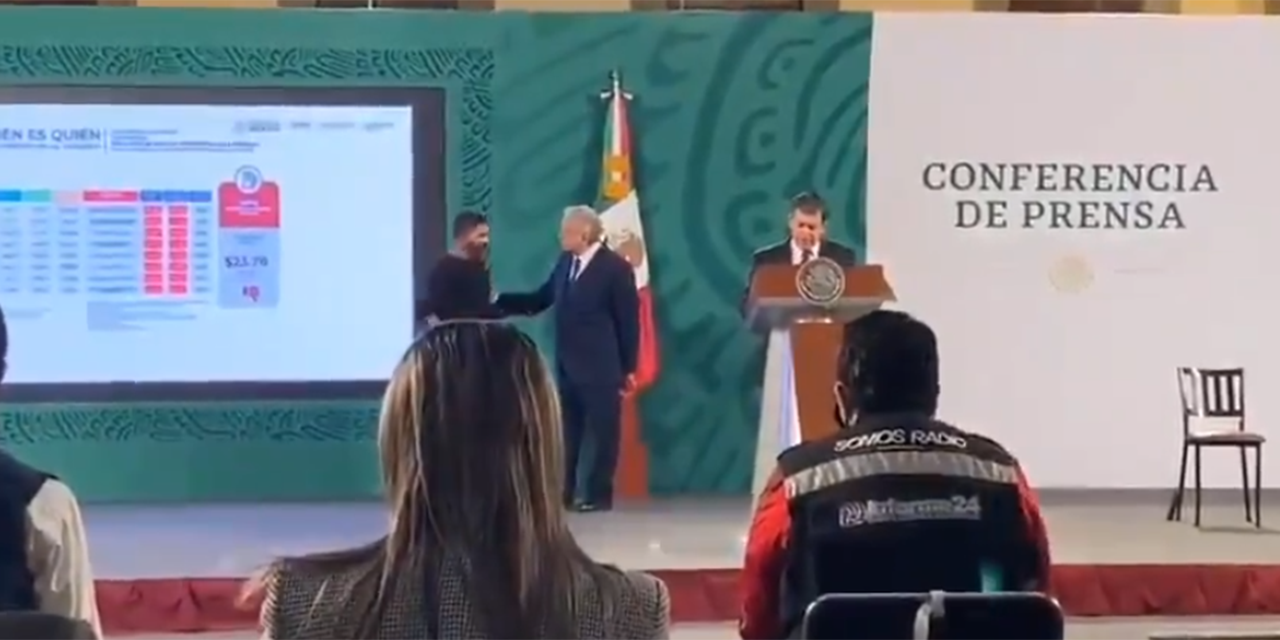 Video: Hombre burla seguridad de Presidencia y aborda a López Obrador en plena mañanera | El Imparcial de Oaxaca