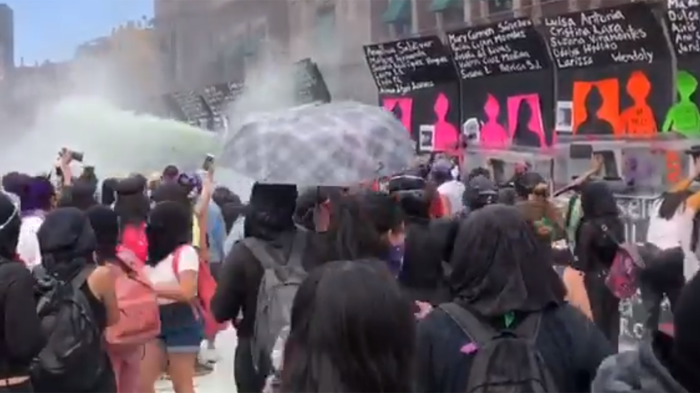 Video: Manifestantes feministas tiran valla colocada en Palacio Nacional | El Imparcial de Oaxaca
