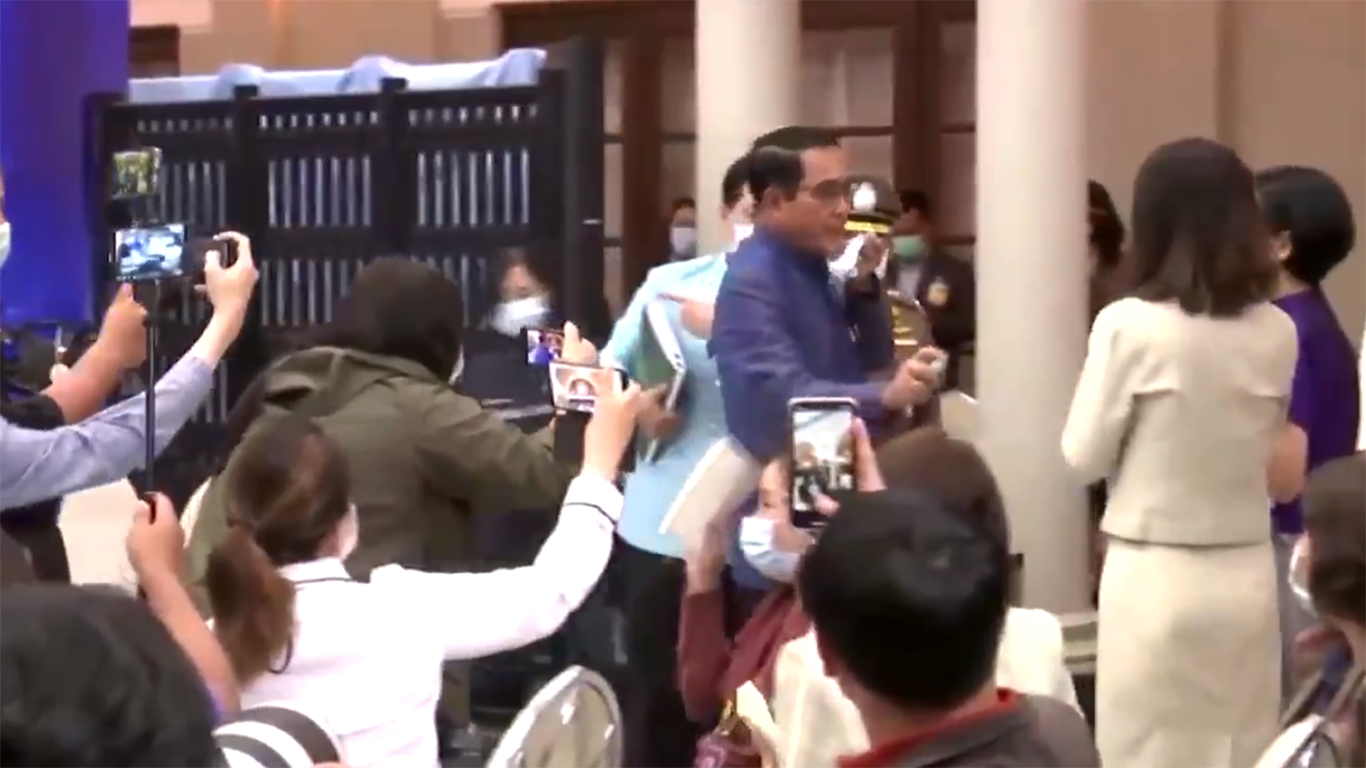 Video: Primer ministro de Tailandia rocía desinfectante a periodistas | El Imparcial de Oaxaca