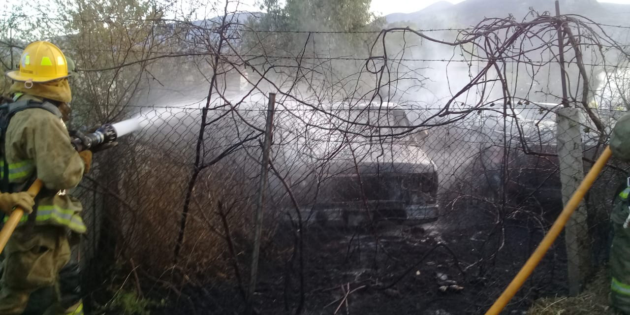 Incendio consume autos en encierro particular de grúas de Tlalixtac | El Imparcial de Oaxaca