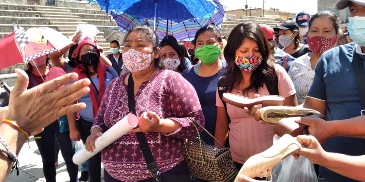 Reclaman padres a ayuntamiento por mala calidad del calzado escolar otorgado de apoyo | El Imparcial de Oaxaca
