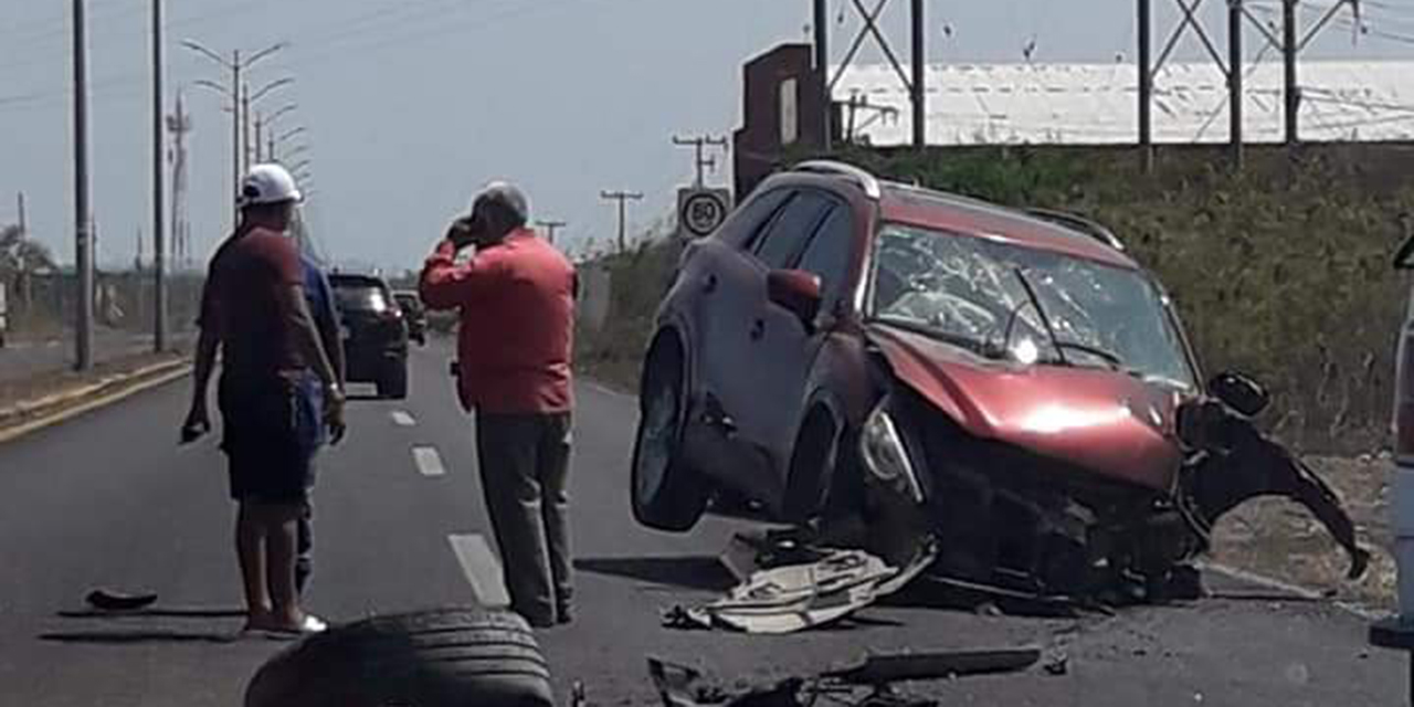 Brutal impacto contra un poste en carretera Tehuantepec-Salina Cruz