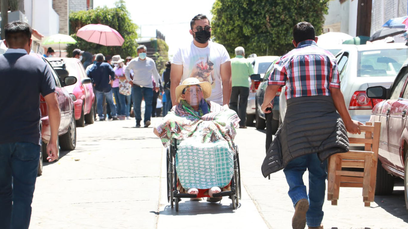 Ya son más 24 horas en la fila pero avanza vacunación en la capital de Oaxaca a pesar de aglomeraciones