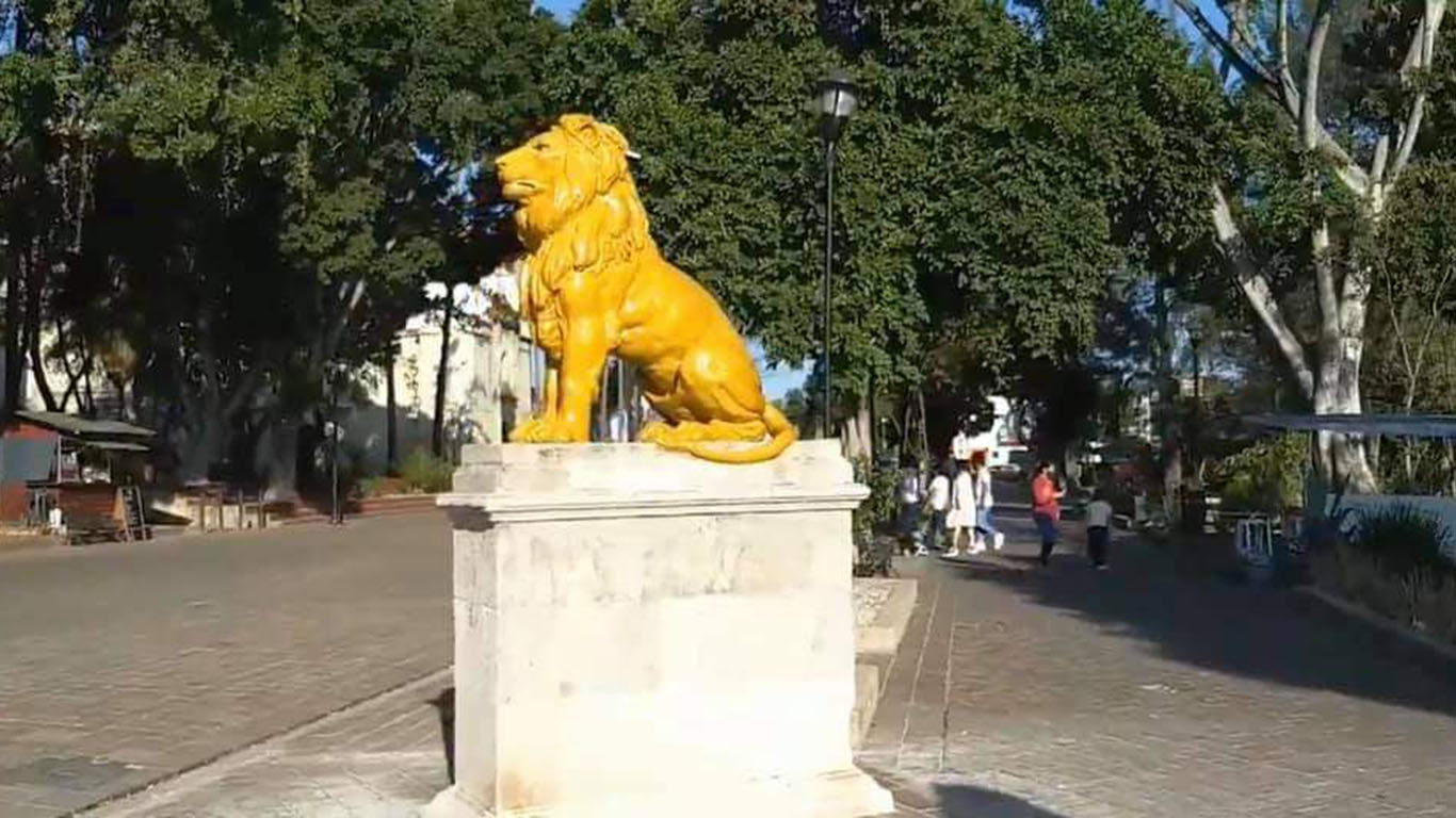 Pintan de amarillo a leones del Llano, llueven críticas entre la sociedad  de Oaxaca | El Imparcial de Oaxaca