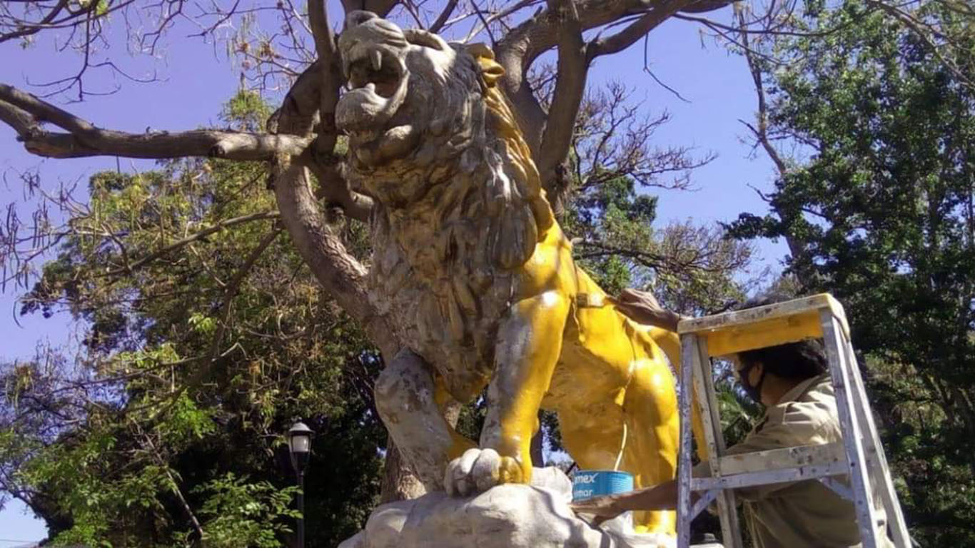 Pintan de amarillo a leones del Llano, llueven críticas entre la sociedad de Oaxaca | El Imparcial de Oaxaca