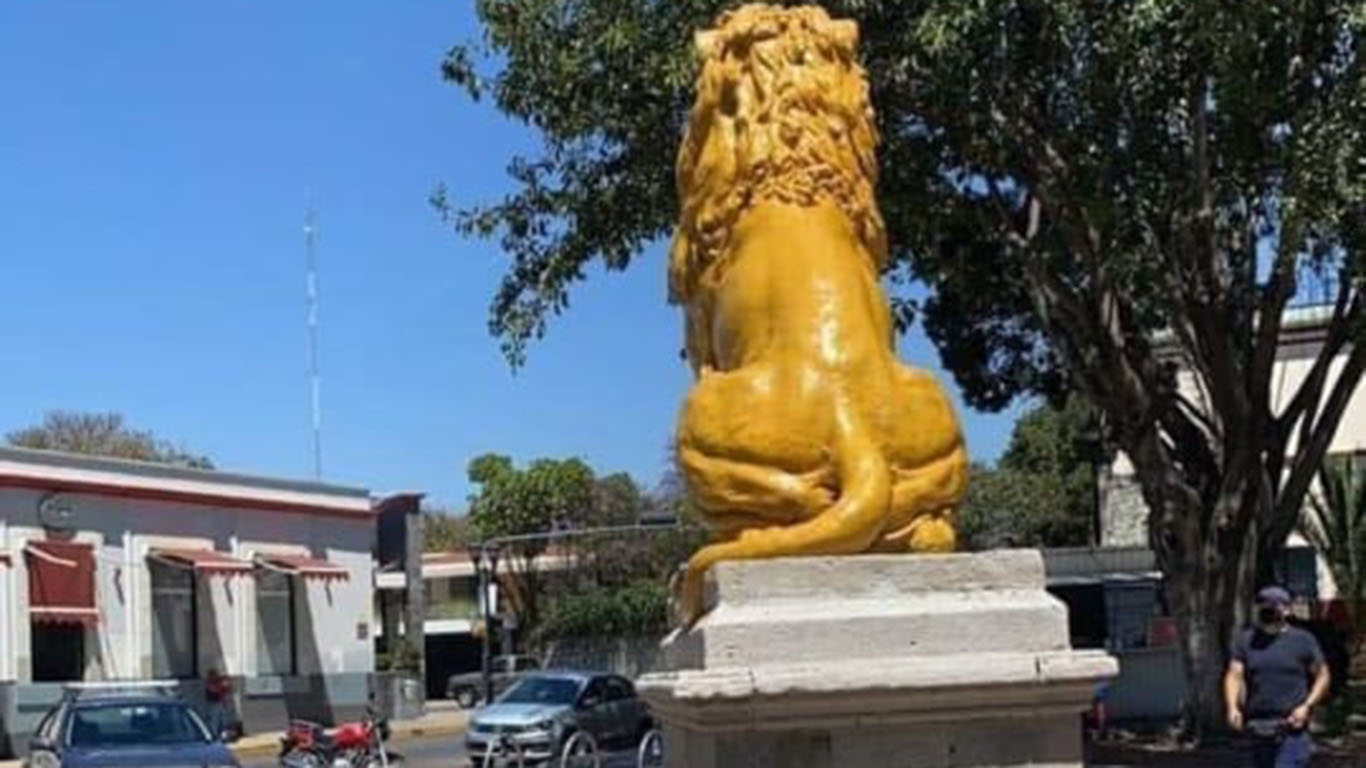 Pintan de amarillo a leones del Llano, llueven críticas entre la sociedad  de Oaxaca | El Imparcial de Oaxaca