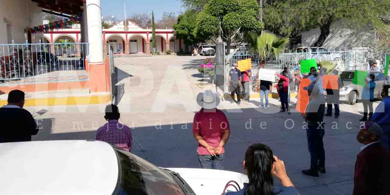 Protestan habitantes de Santa María Tutla, en palacio municipal exigen recursos | El Imparcial de Oaxaca