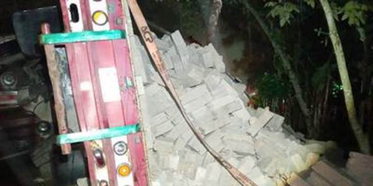 Vuelca un camión cargado de block en Huajuapan | El Imparcial de Oaxaca
